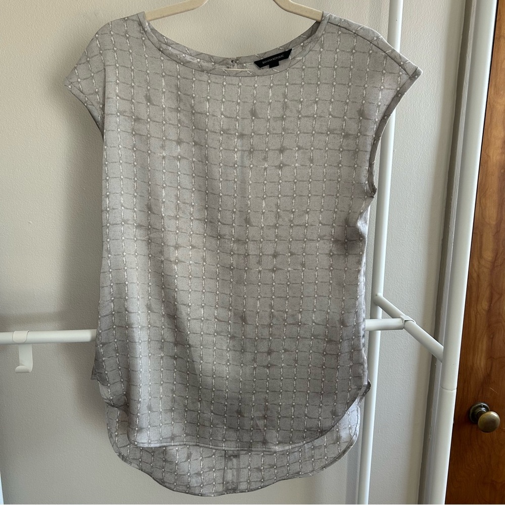 ⭐️ Banana Republic blouse with grid pattern and cap sleeves